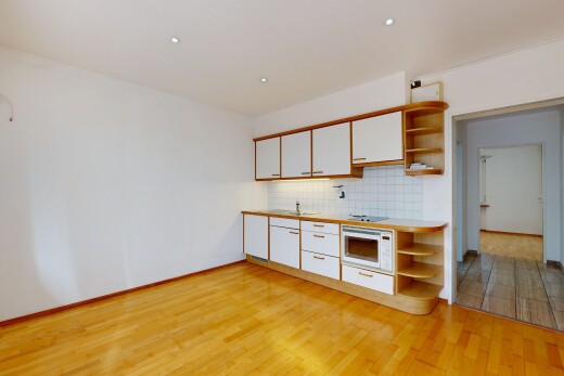 küche mit offene regale, open shelves, weiße schränke, white cabinets, und light floor