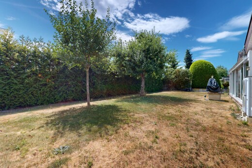 garten mit day time, rasen, und from property