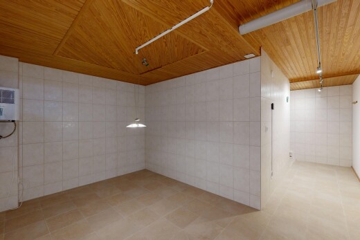 leerer raum mit holzdecke, wood ceiling, fliesenwand, tile wall, und inside property
