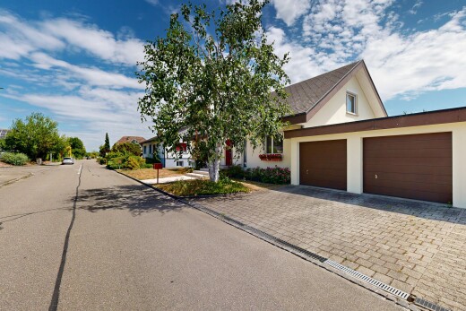 außenansicht mit day time, auffahrt, stuckverkleidung, und garage angeschlossen