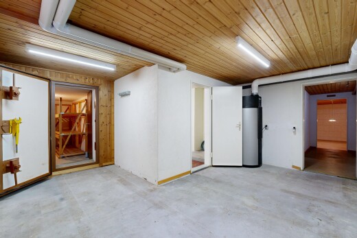leerer raum mit betonboden, concrete floor, inside property, holzdecke, und wood ceiling
