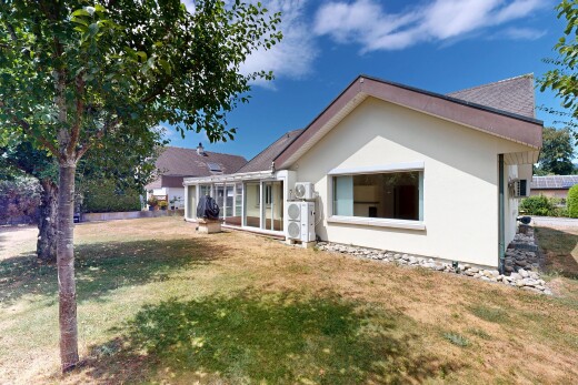 außenansicht mit stuckverkleidung, property visible, rasen, und day time