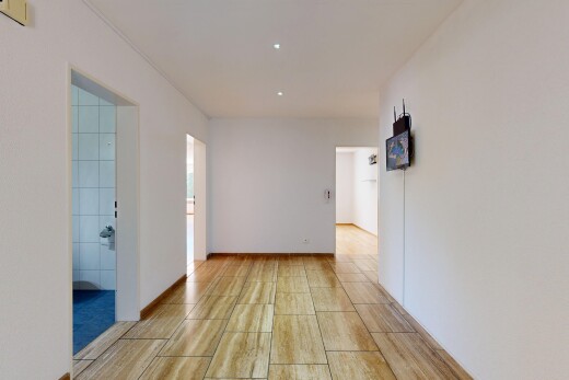 leerer raum mit gipskartonwand, drywall, inside property, light floor, und holzfußboden