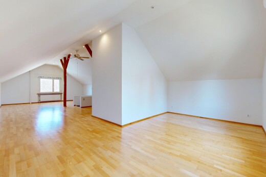 leerer raum mit zusätzliches zimmer, dachschräge, vaulted ceiling, holzfußboden, und wood finish floor