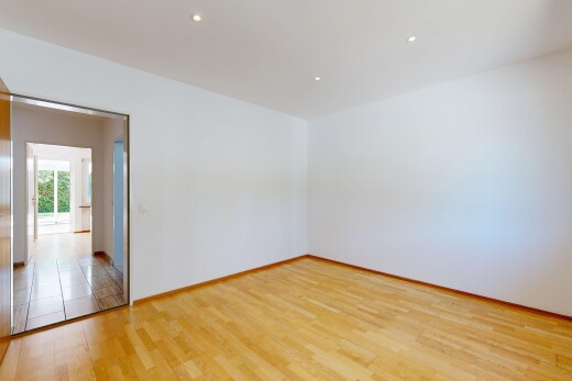 leerer raum mit holzfußboden, wood finish floor, gipskartonwand, drywall, und natürliches licht