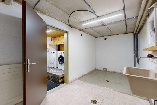 wäschekammer mit tumbler, waschbecken, inside property, wäscherei, und betonboden