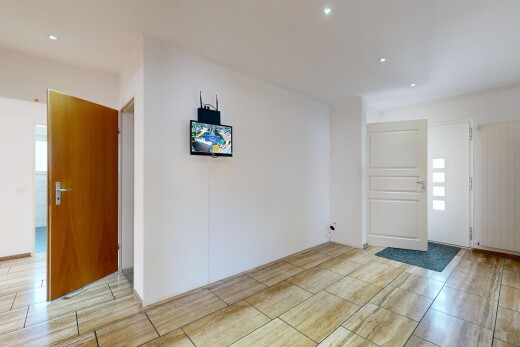 leerer raum mit inside property, light floor, wood tile, gipskartonwand, und drywall