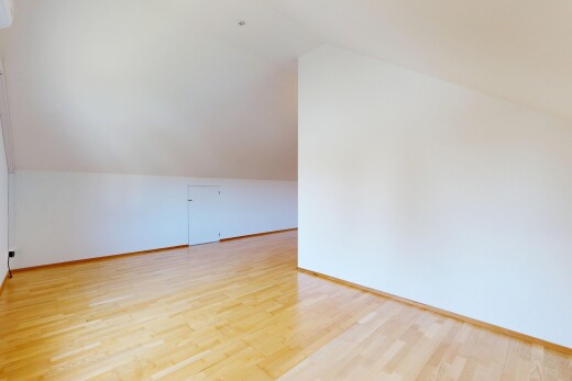 leerer raum mit dachschräge, vaulted ceiling, niedrige decke, low ceiling, und gipskartonwand