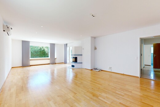 leerer raum mit holzfußboden, wood finish floor, inside property, wandklimaanlage, und gipskartonwand