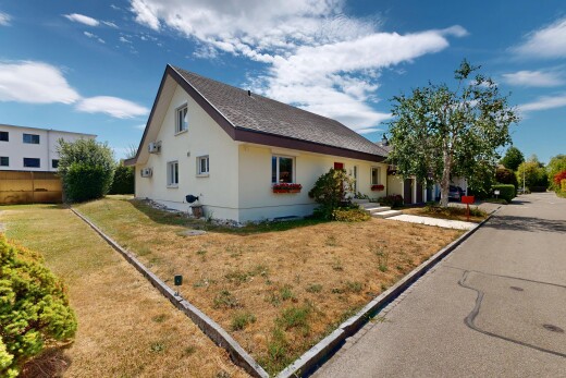 außenansicht mit property visible, stuckverkleidung, rasen, day time, und schindeldach