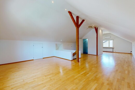 leerer raum mit zusätzliches zimmer, niedrige decke, low ceiling, holzfußboden, und wood finish floor