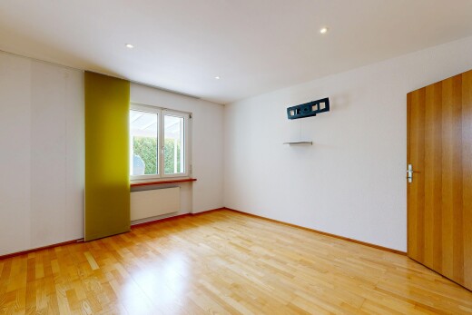 leerer raum mit inside property, holzfußboden, wood finish floor, natürliches licht, und natural light