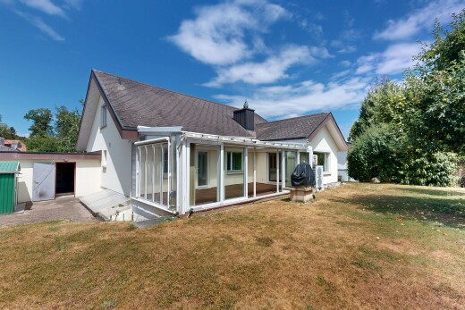 außenansicht mit wintergarten, rasen, from property, und day time