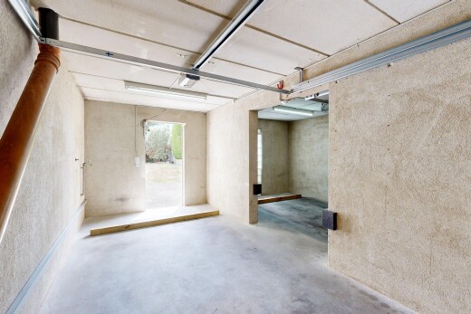 leerer raum mit betonboden, concrete floor, inside property, betonmauer, und concrete wall