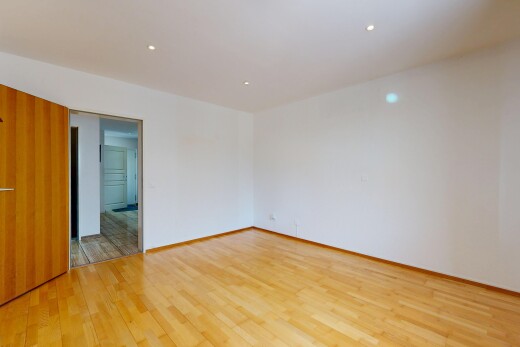 leerer raum mit holzfußboden, wood finish floor, inside property, gipskartonwand, und drywall