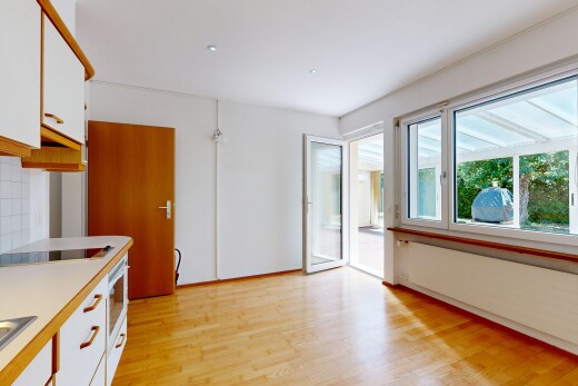 küche mit weiße schränke, white cabinets, two tone kitchen, arbeitsplatten, und light countertops