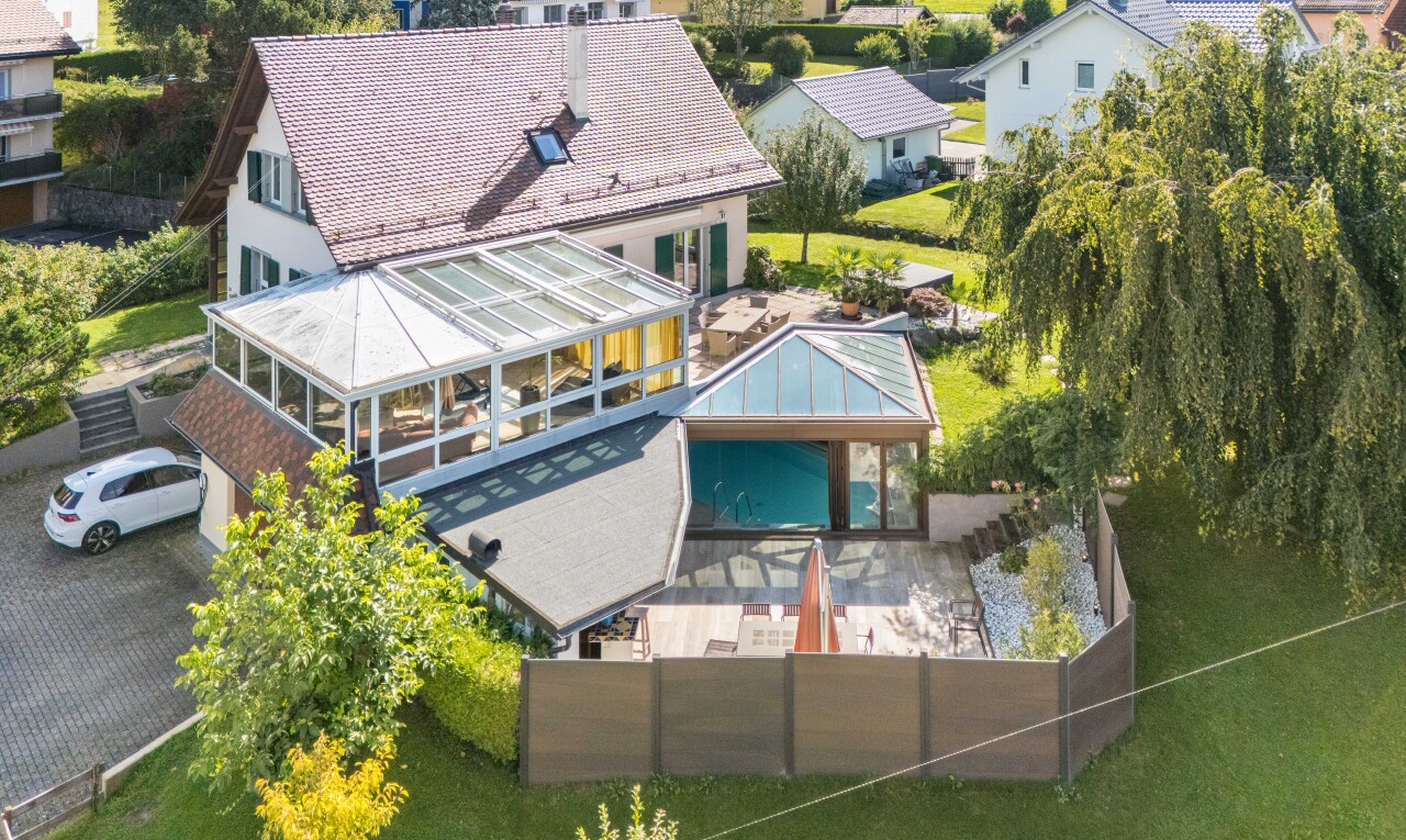 façade avec property visible, pelouse, clôture, vue résidentielle, et residential view