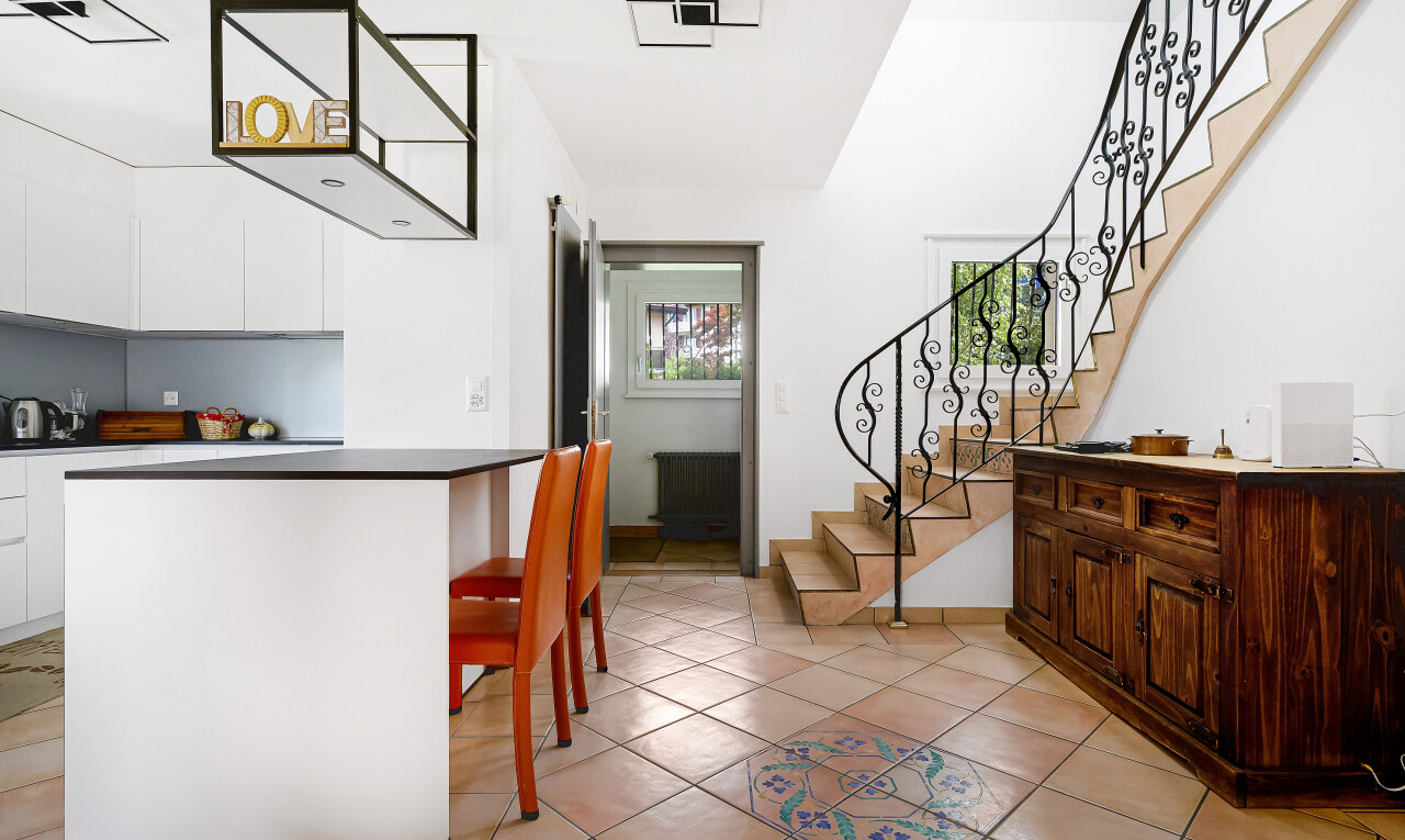 salle à manger avec escaliers, drywall, cloison sèche, tile floor, et sol en carrelage