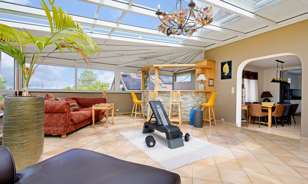 gym avec day time, lustre remarquable, tile floor, sol en carrelage, et drywall