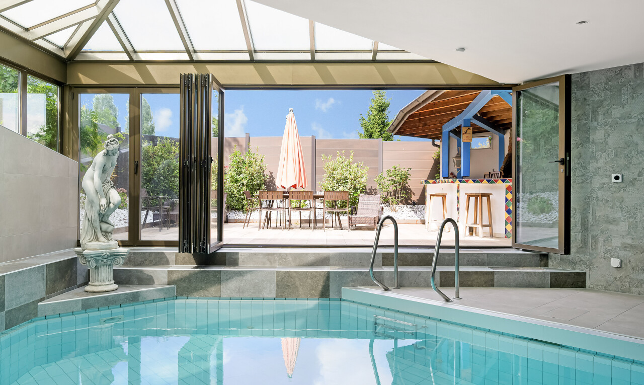 piscine avec piscine, day time, et rampe