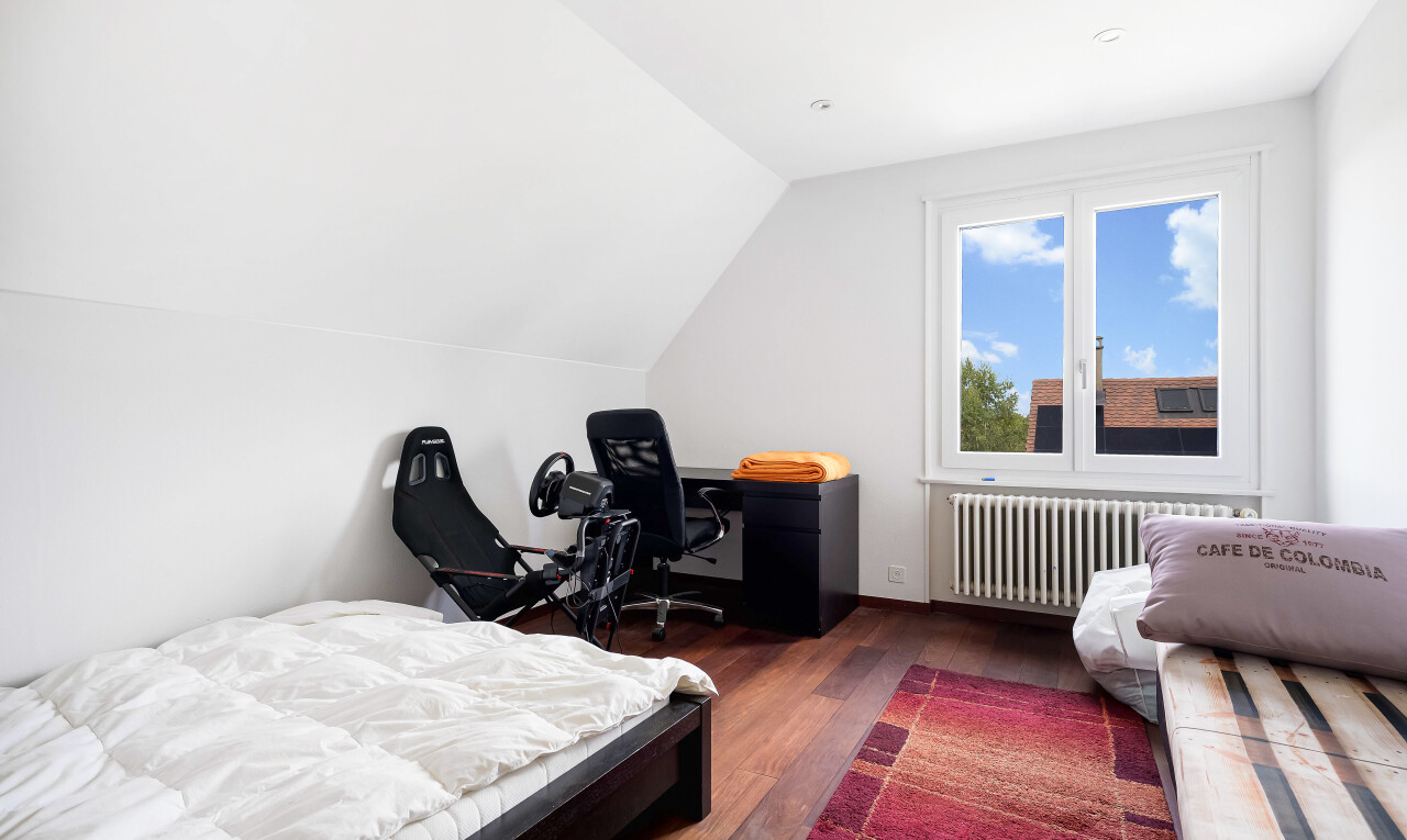 chambre avec wood finish floor, sol en finition bois, natural light, lumière naturelle, et day time