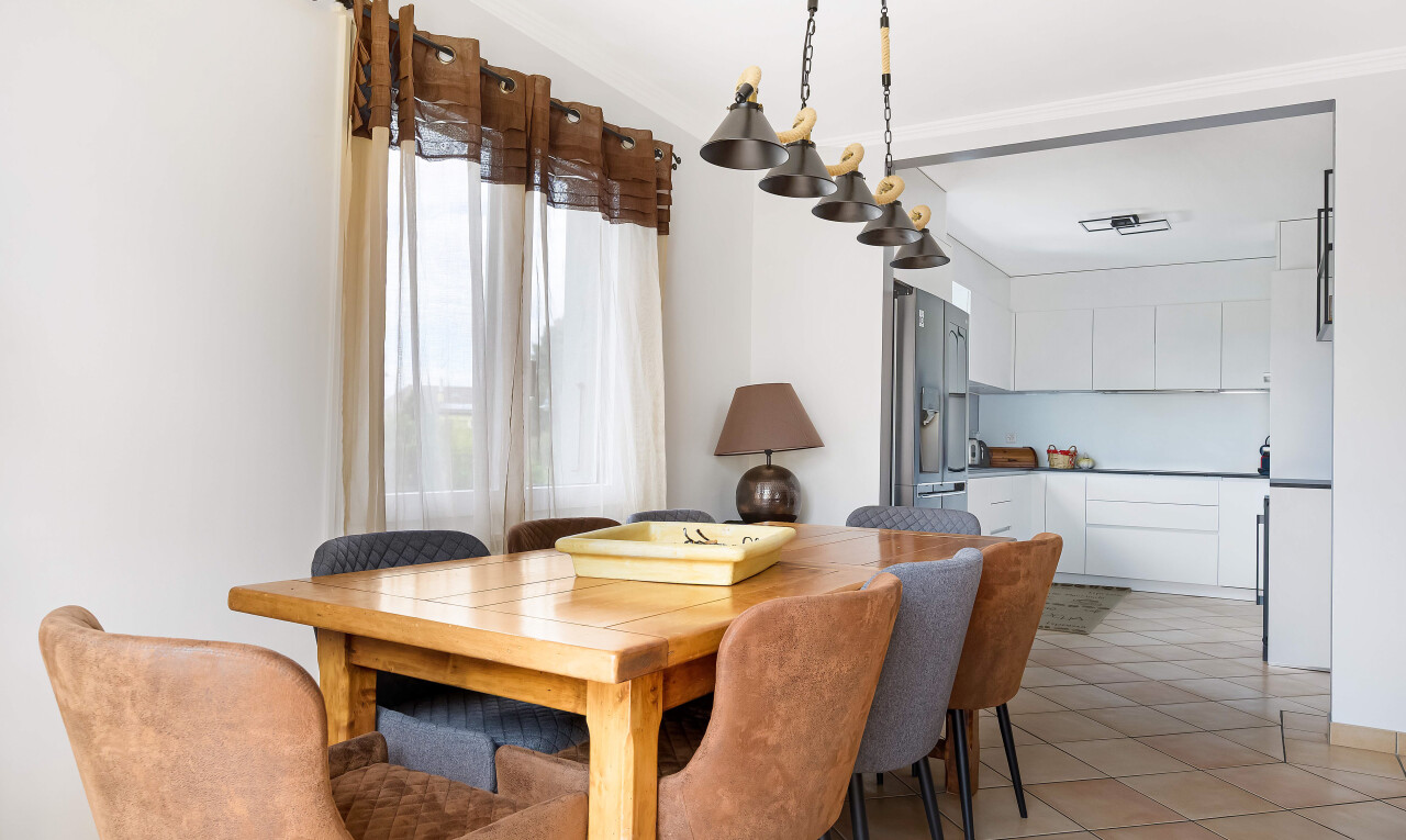 salle à manger avec inside property, natural light, lumière naturelle, drywall, et tile floor