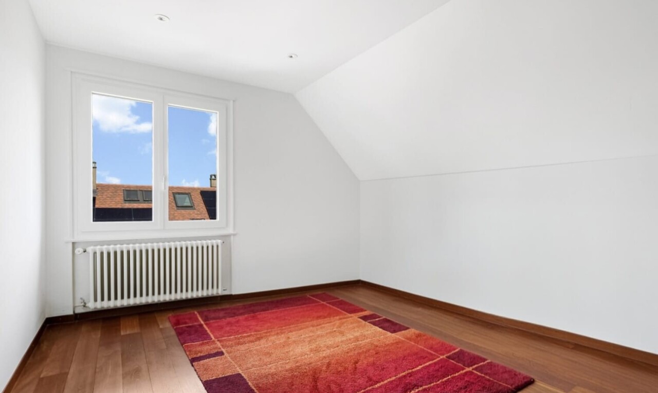 pièce vide avec radiateur, day time, natural light, lumière naturelle, et vaulted ceiling