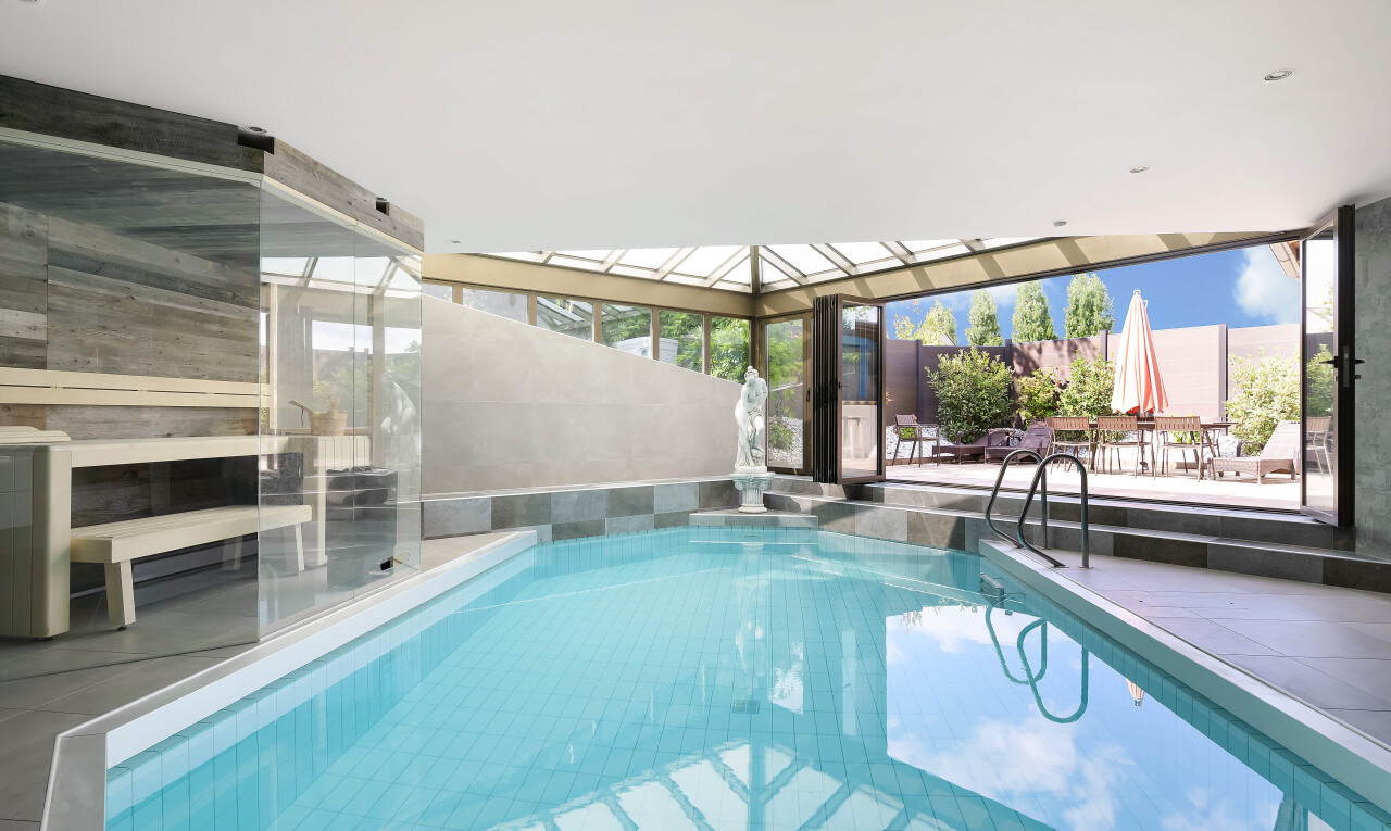 piscine avec piscine, rampe, terrasse, day time, et véranda