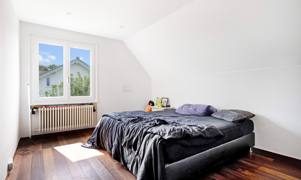 chambre avec vaulted ceiling, plafond voûté, day time, radiateur, et drywall