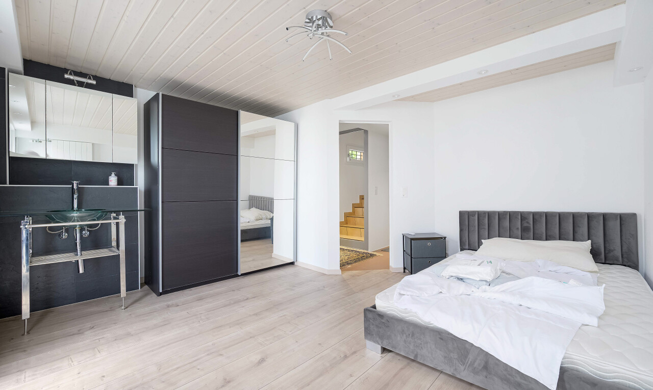 chambre avec drywall, cloison sèche, wood finish floor, sol en finition bois, et inside property