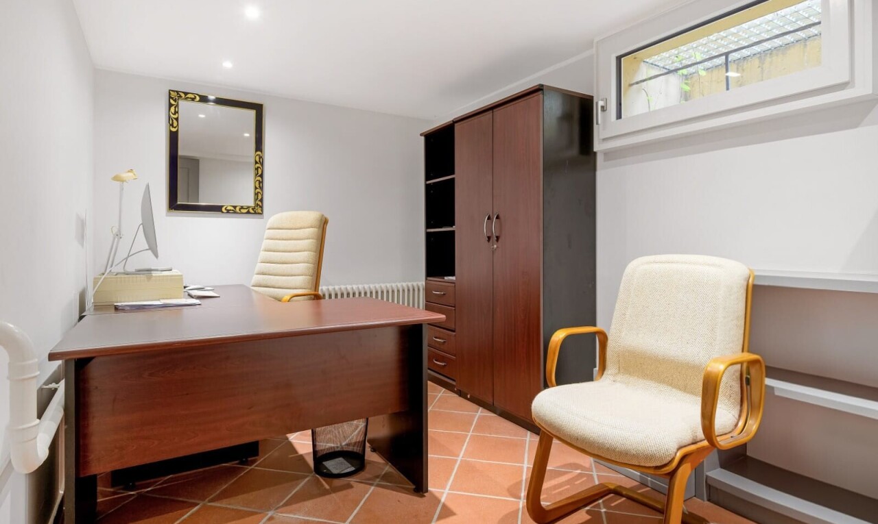 bureau avec inside property, espace bureau, drywall, cloison sèche, et tile floor