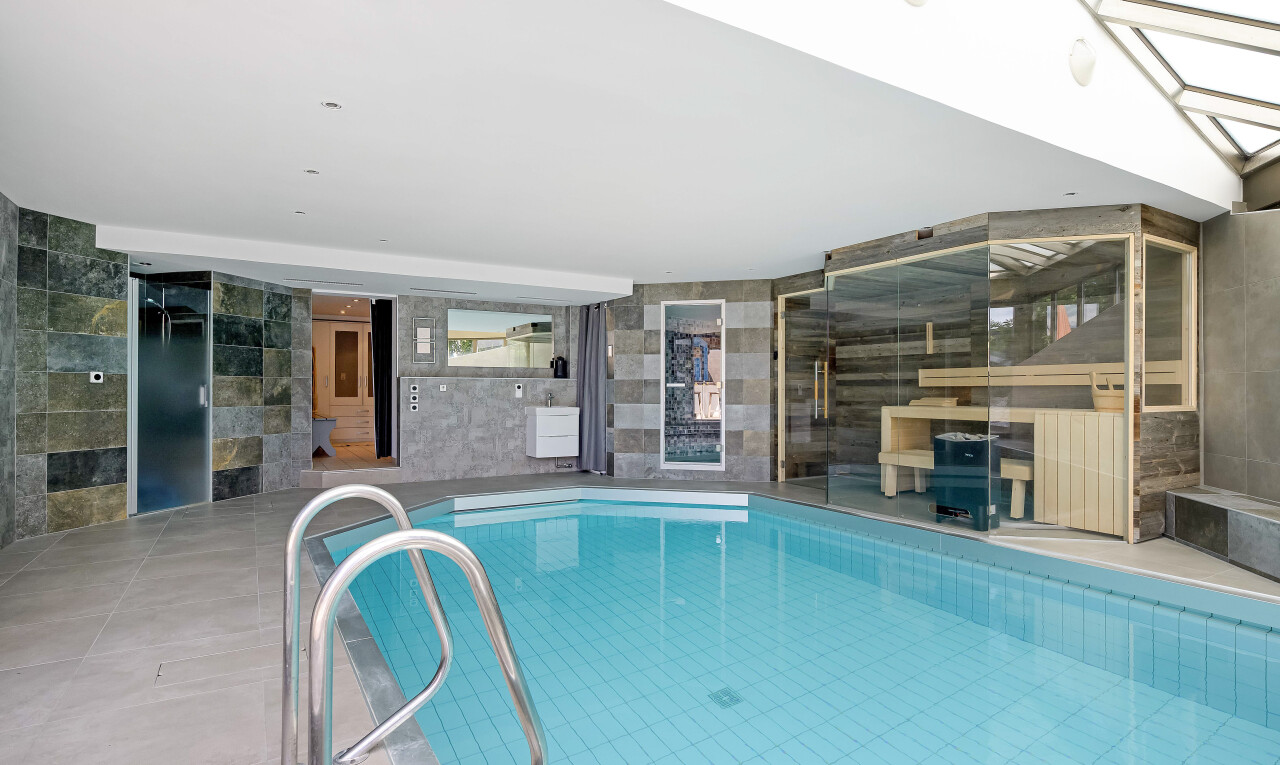 piscine avec piscine, terrasse, inside property, rampe, et ascenseur