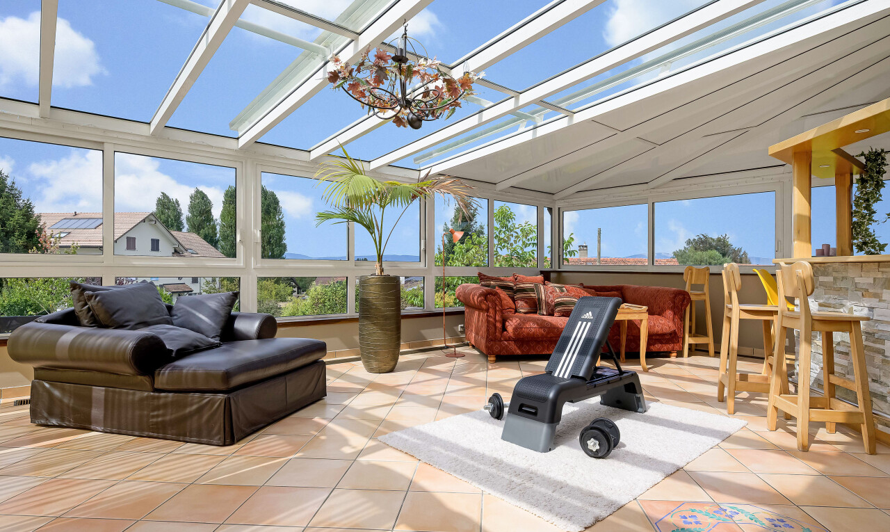 gym avec day time, tile floor, sol en carrelage, from property, et natural light