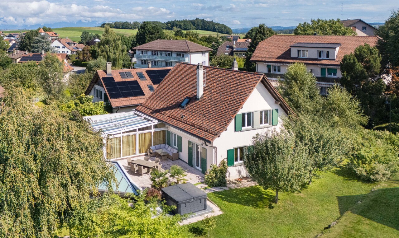 façade avec panneaux solaires, drone view, terrasse, day time, et pelouse