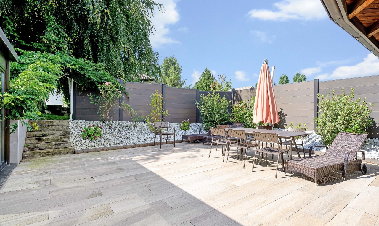 terrasse avec terrasse, from property, coin repas extérieur, clôture, et day time