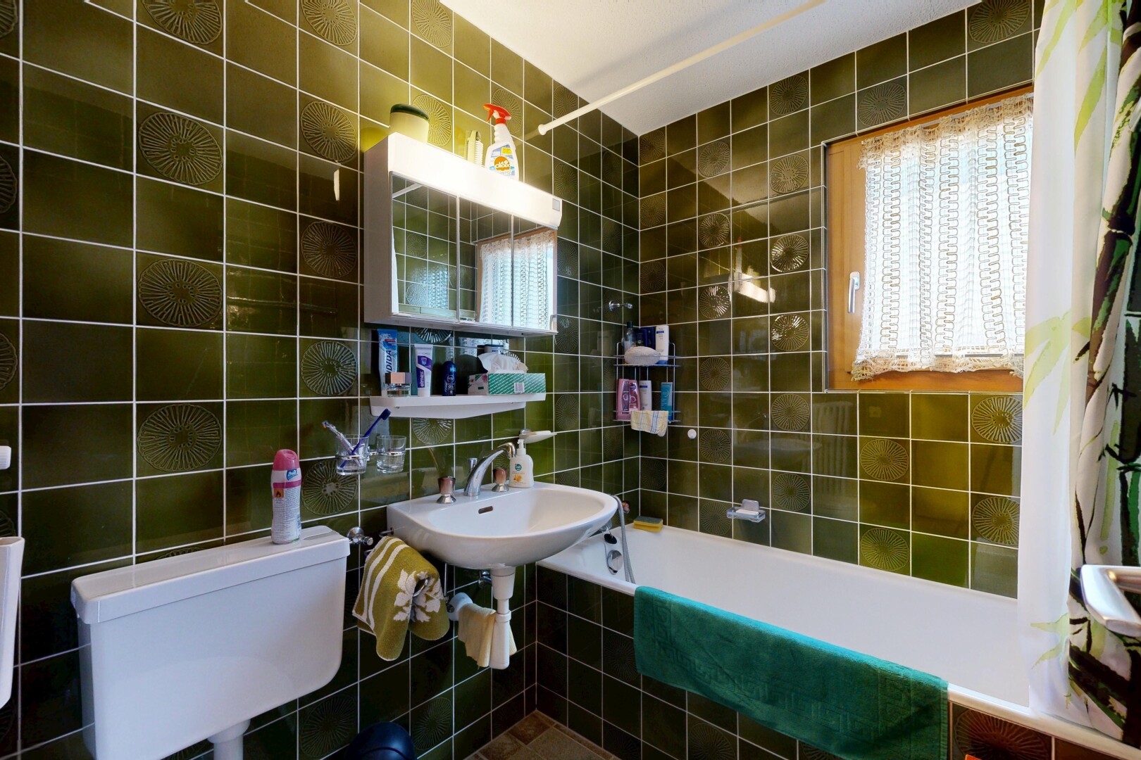 bathroom featuring tile walls and tiled shower / bath