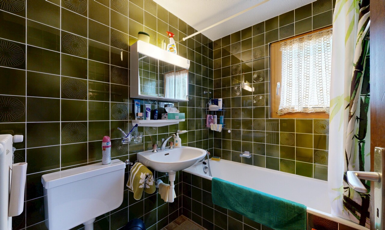 bathroom featuring tile walls and tiled shower / bath