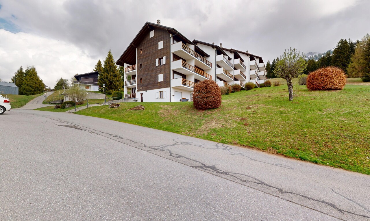view of apartment building / complex