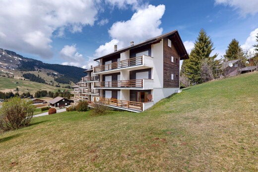 façade avec pelouse, balcon, mountain view, vue sur la montagne, et day time
