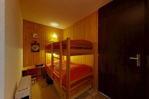 chambre avec radiateur, inside property, wood wall, mur en bois, et light floor