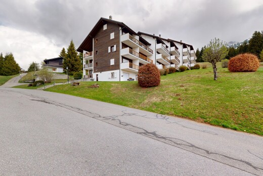 extérieur du bâtiment avec overcast, apartment complex view, vue sur le complexe d'appartements, et from community