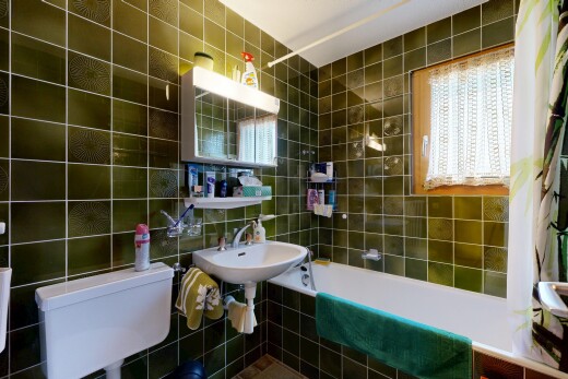 bathroom featuring tile walls and tiled shower / bath