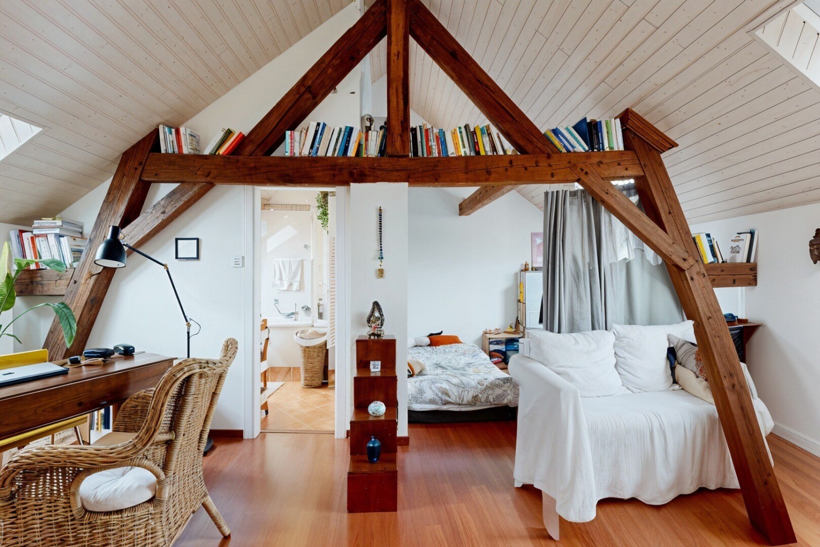 chambre avec puits de lumière, wood finish floor, sol en finition bois, inside property, et wood ceiling