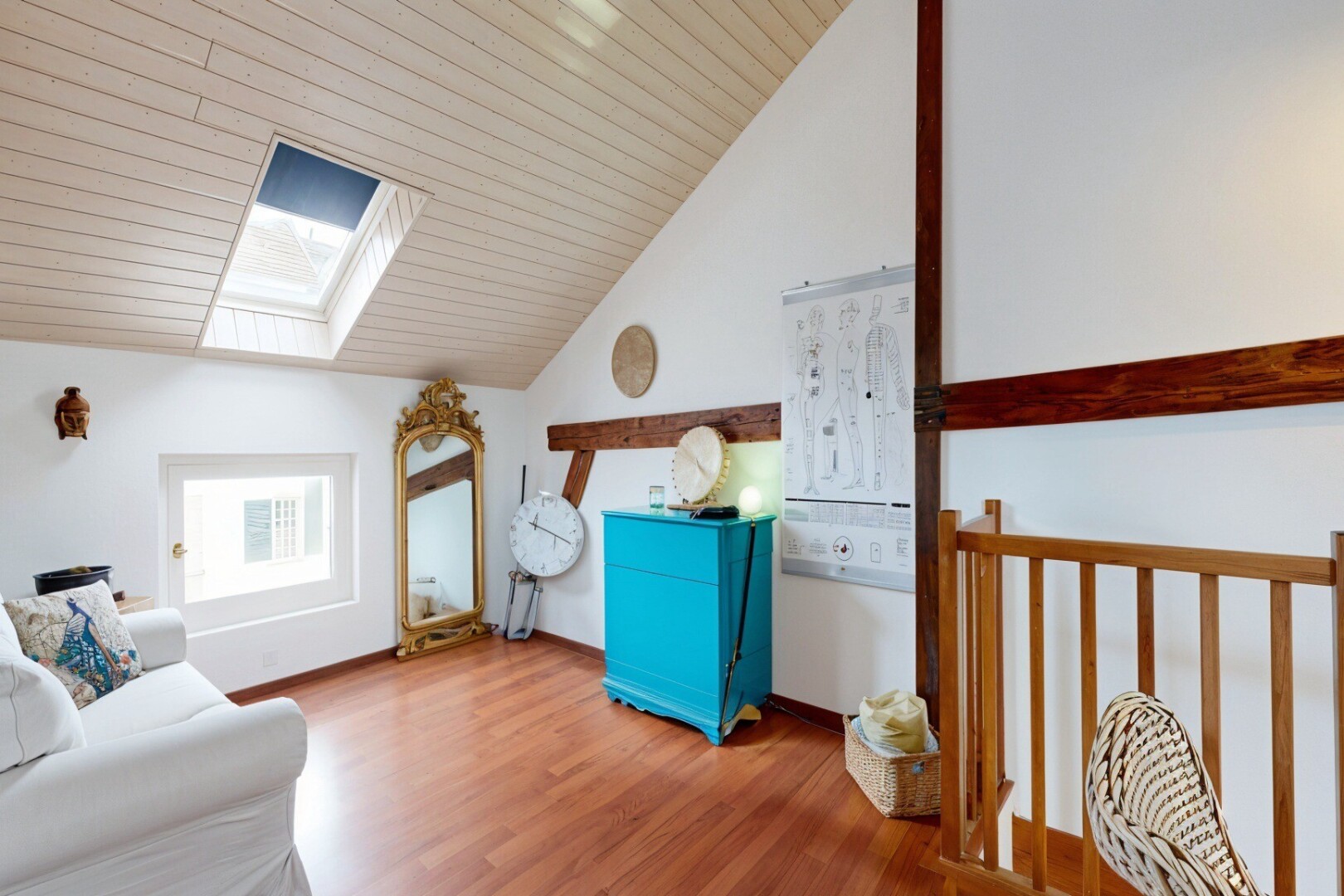 salon avec puits de lumière, cloison sèche, drywall, sol en finition bois, et wood finish floor