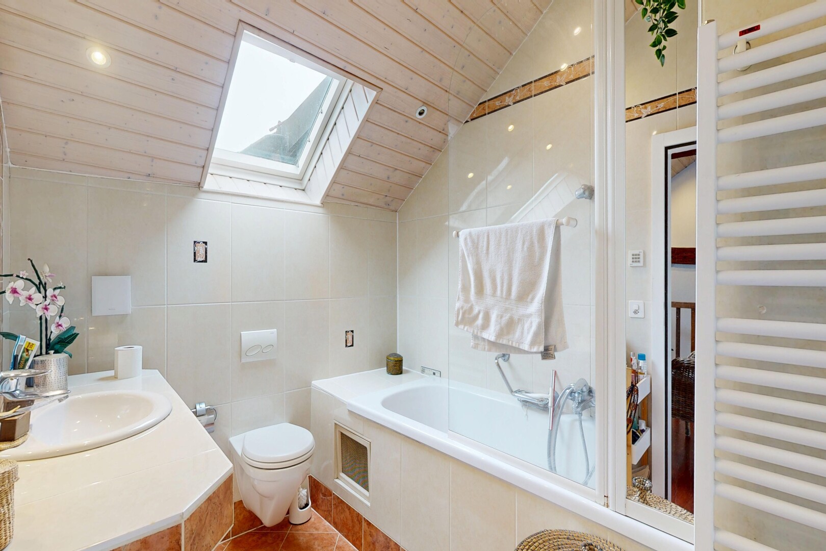 salle de bains avec chauffe-serviettes, radiateur, inside property, salle de bain complète, et évier