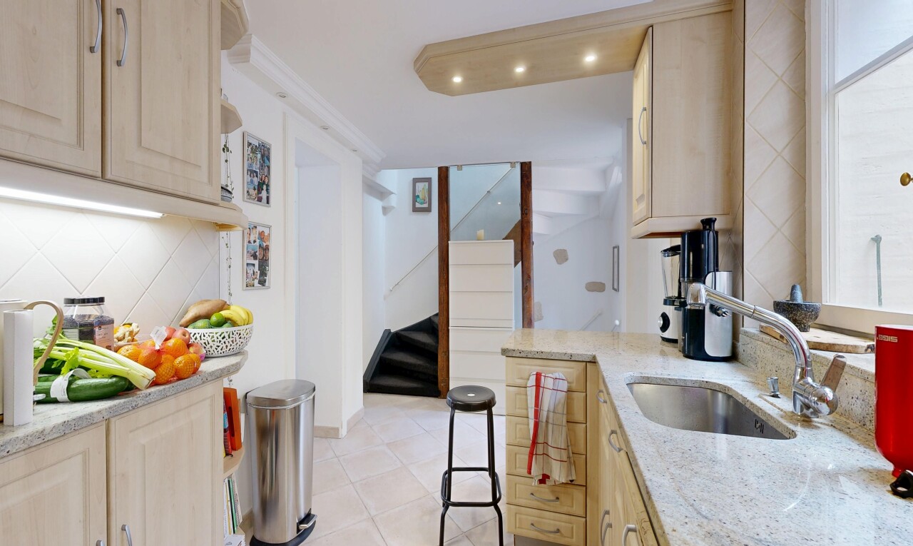 cuisine avec light brown cabinets, armoires marron clair, light countertops, light floor, et stone countertops