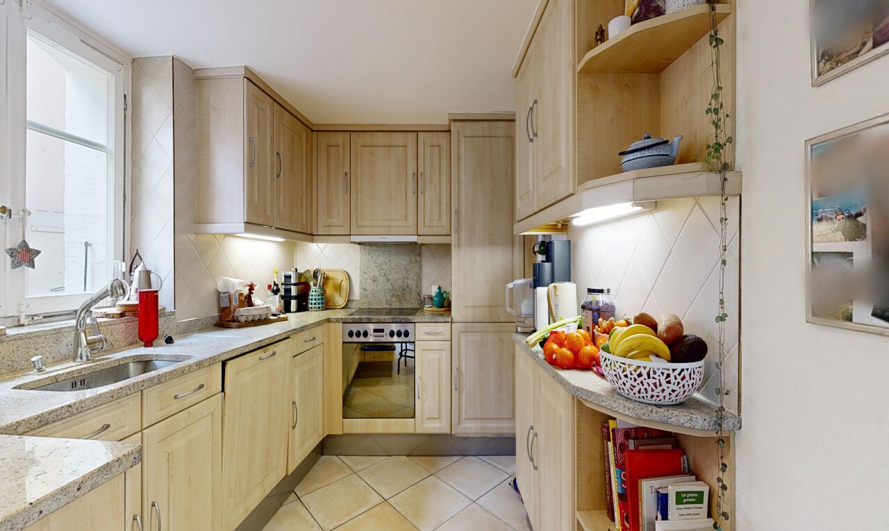 cuisine avec light brown cabinets, armoires marron clair, light countertops, four, et open shelves