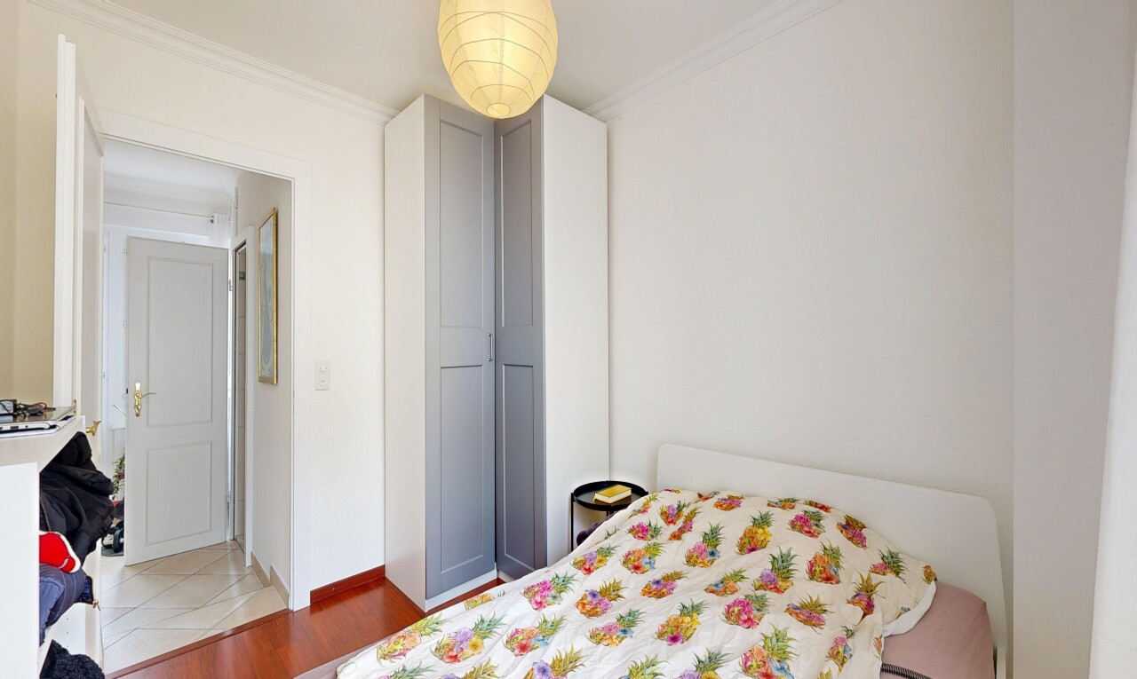 chambre avec inside property, moulures, crown molding, cloison sèche, et drywall