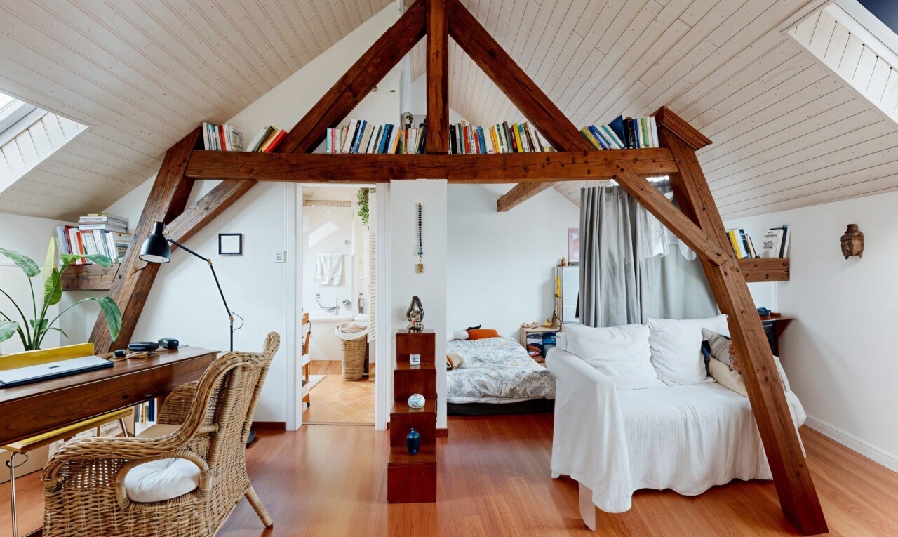 chambre avec puits de lumière, wood finish floor, sol en finition bois, inside property, et wood ceiling