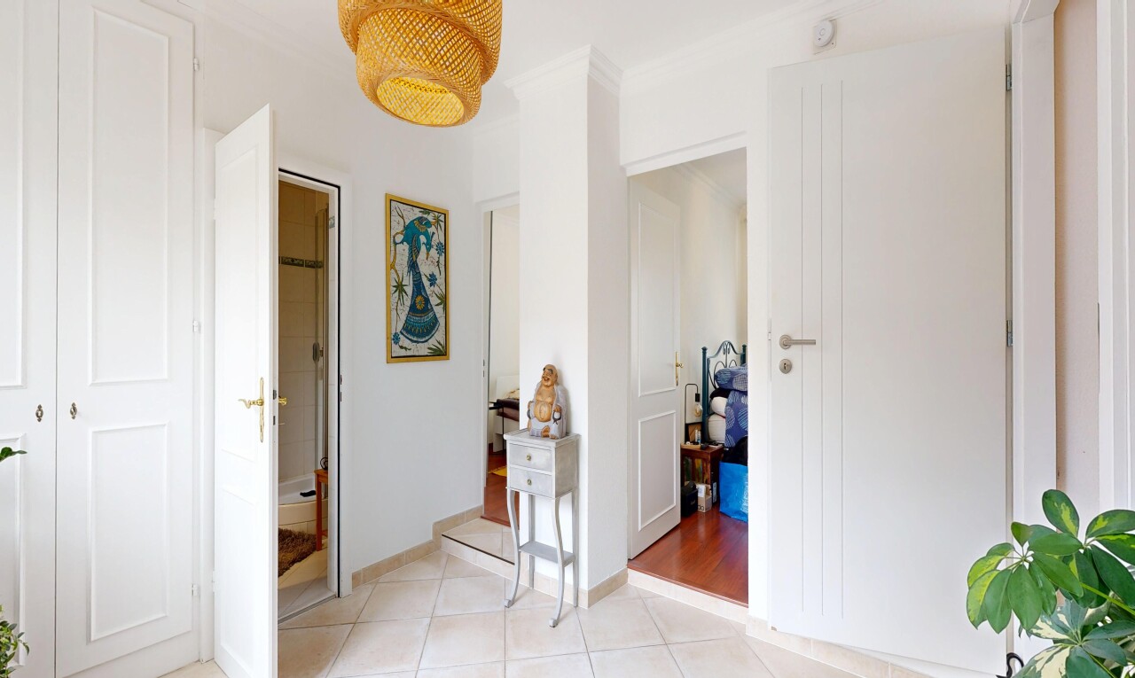 couloir avec drywall, cloison sèche, inside property, tile floor, et sol en carrelage